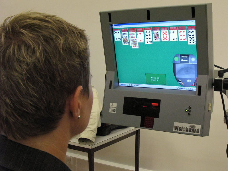 File:COGAIN2007 playing solitaire.jpg